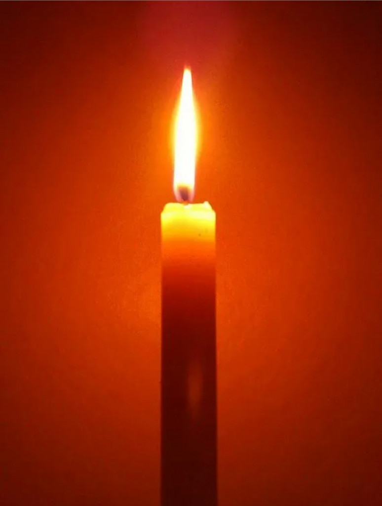 свеча поминальная горящая фото